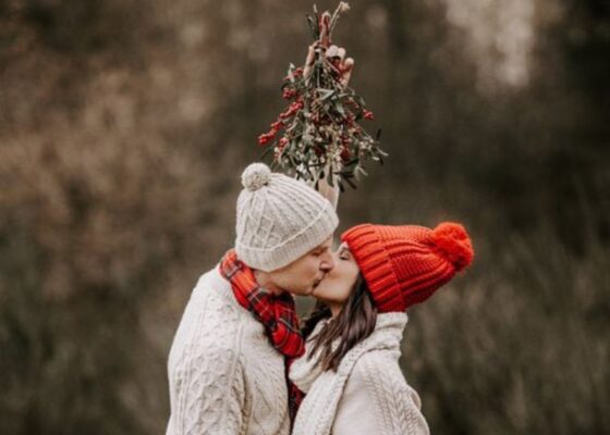 Bacio sotto al vischio a Natale: significato e leggenda